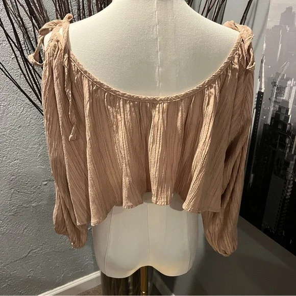 🌺STORIA COLD SHOULDER CROPPED BEIGE BLOUSE SIZE MEDIUM🌺 - Picture 4 of 6